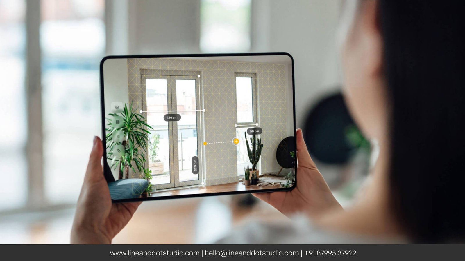 Arcitect using Augmented Reality app to mesure the house